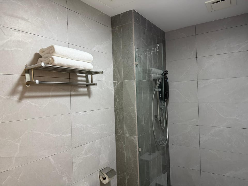 Shower, Bathroom, towels