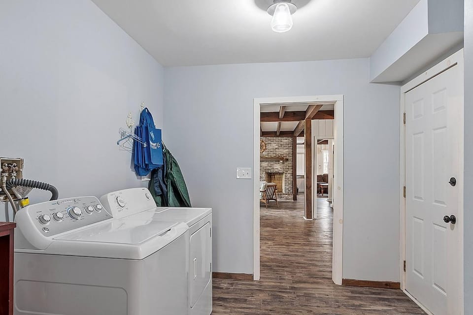 Kitchen or kitchenette, washing machine, dryer