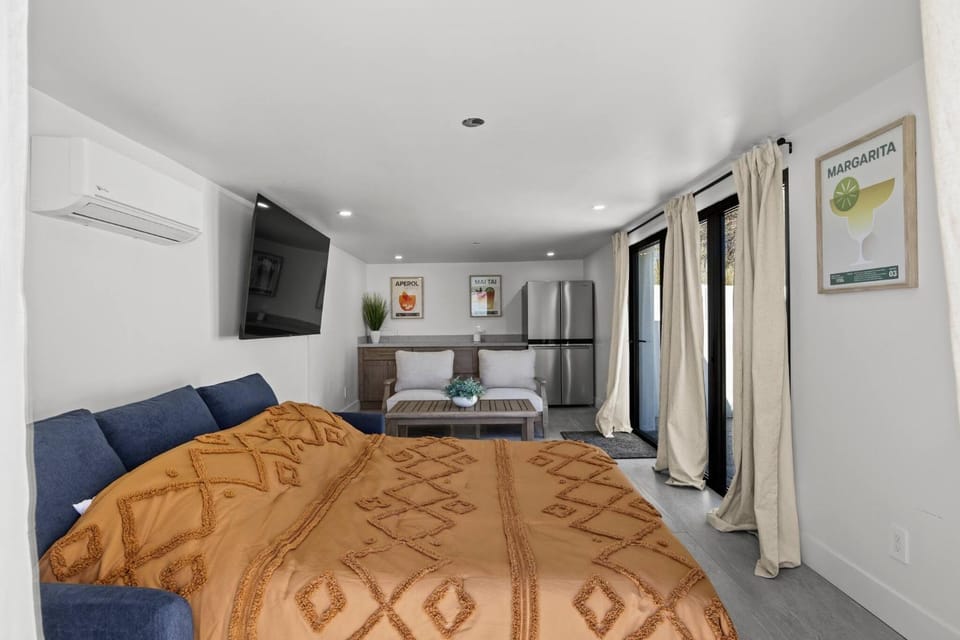 Property building, Bed, Seating area, Bedroom, Swimming pool