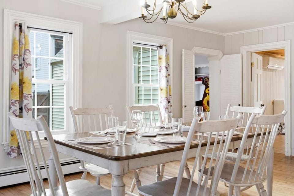 Charming Kennebunk Cape - Walk to Dock Square! House in Kennebunkport