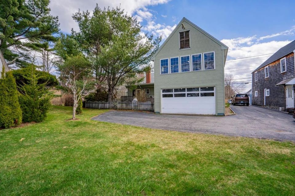 Property building, Facade/entrance, Garden, Parking