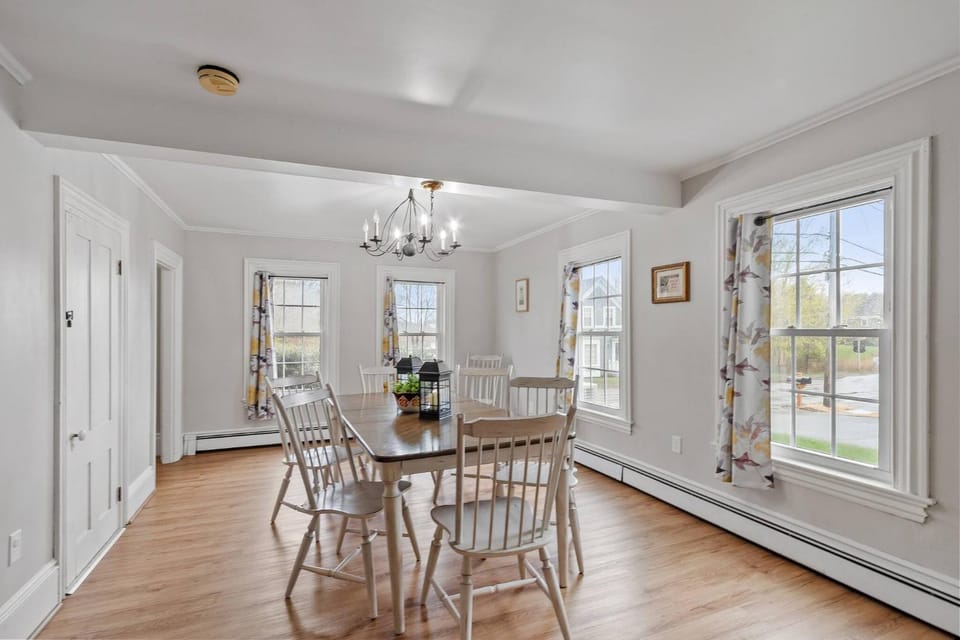 Photo of the whole room, Dining area