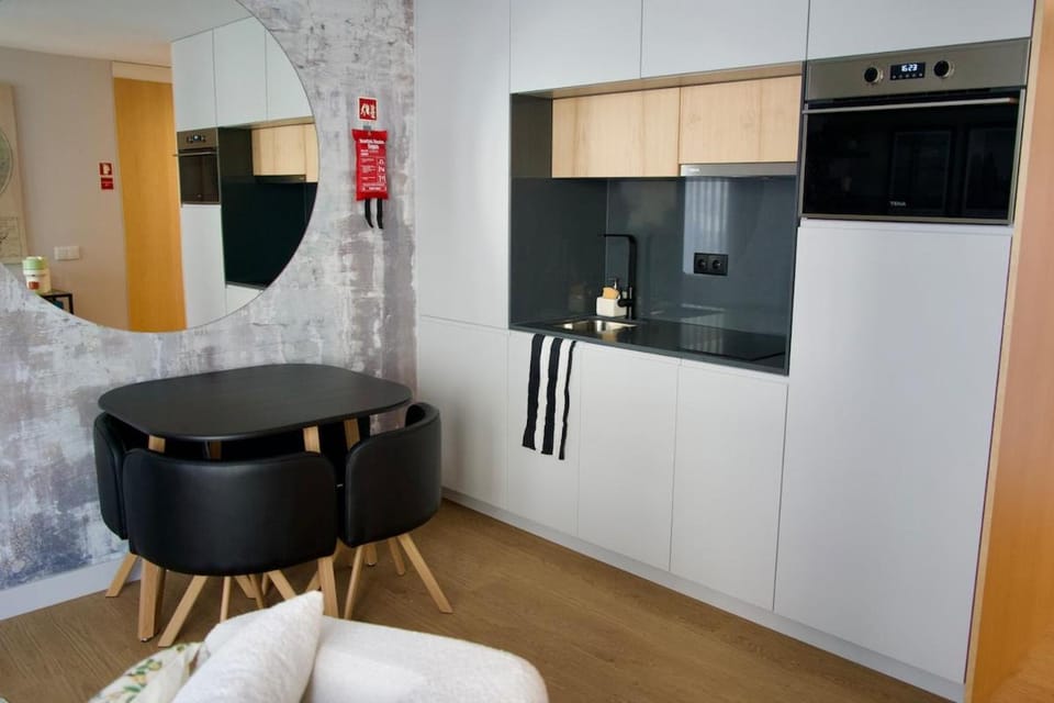 Kitchen or kitchenette, Dining area, oven, stove