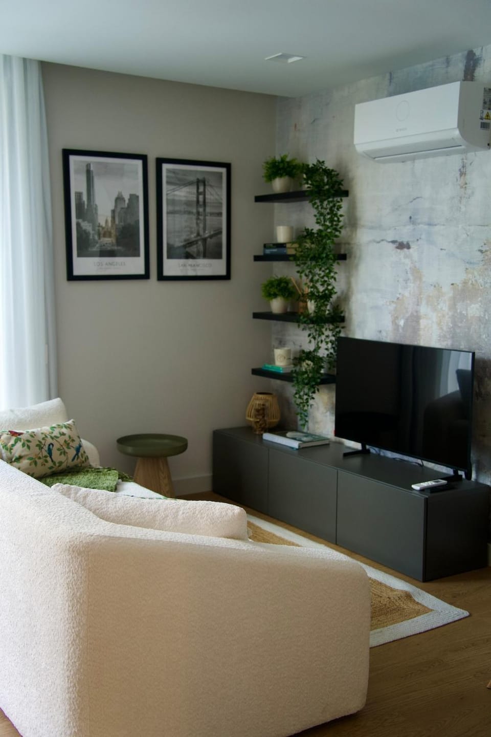 TV and multimedia, Living room, Seating area, Evening entertainment