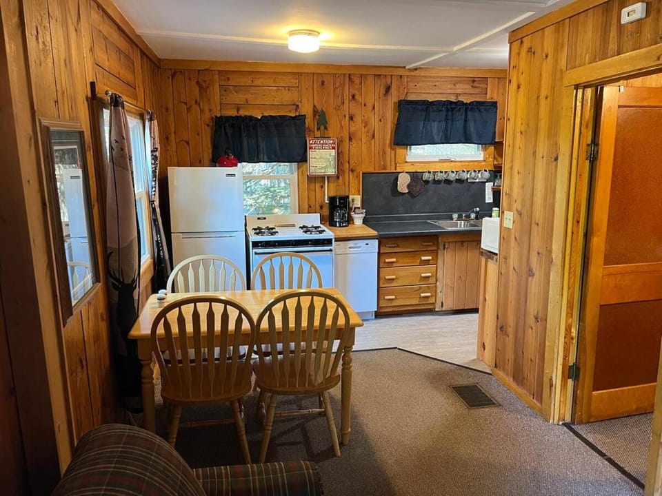 Cedaroma Lakeview cozy Cabin 6 Amazing Views Cabin in St Germain