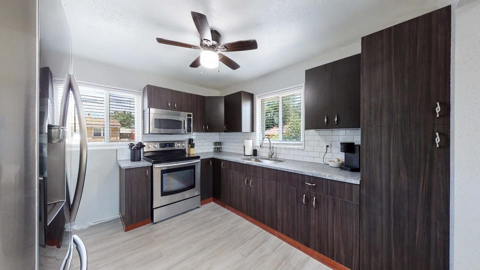 Coffee/tea facilities, Kitchen or kitchenette, microwave, oven, stove