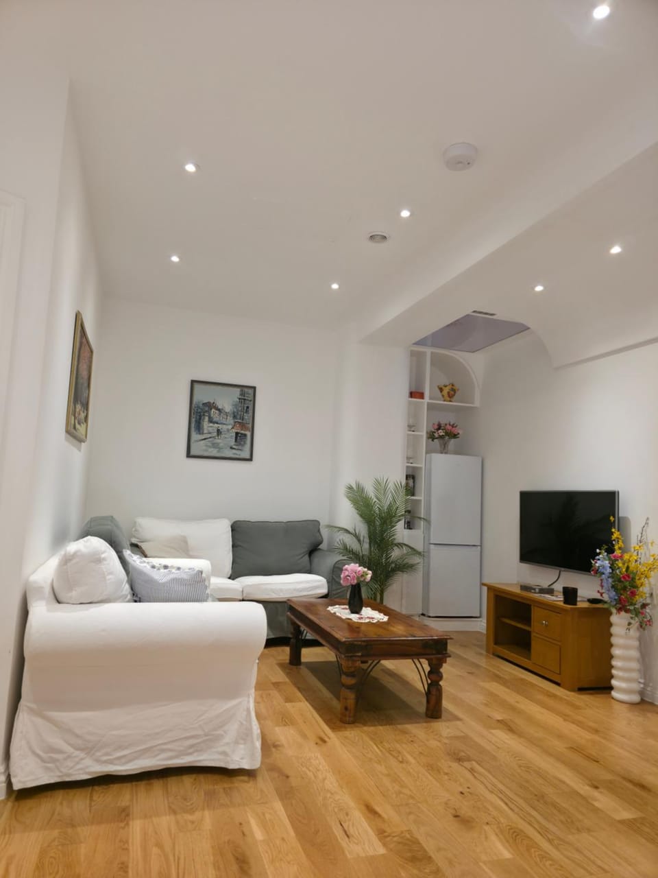 Communal lounge/ TV room, TV and multimedia, Living room, Seating area, Evening entertainment