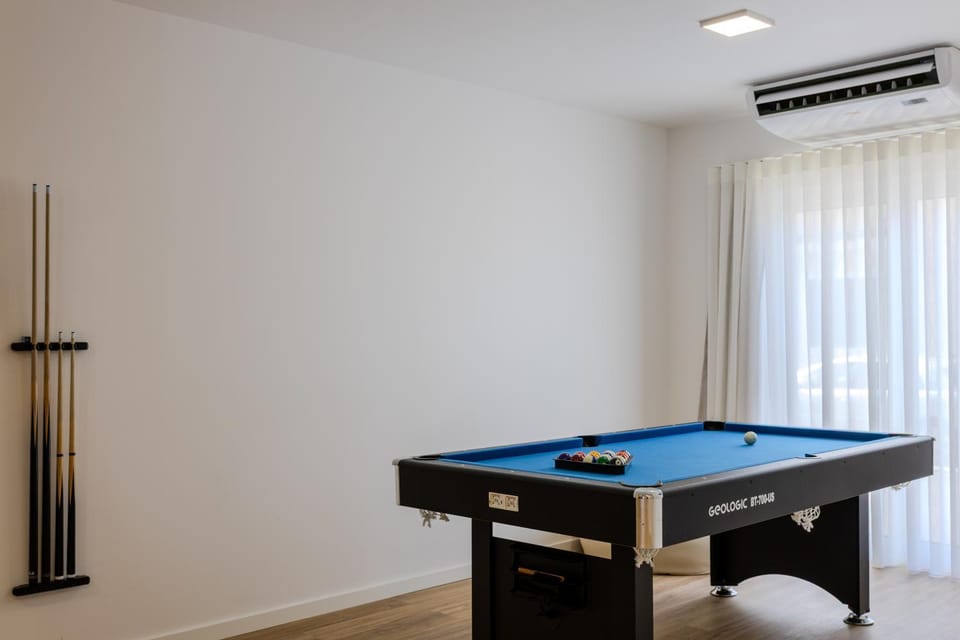 Billiard, Game Room