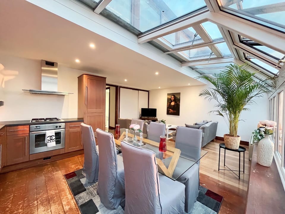 Kensington Garden 3 bedroom Suites Apartment in City of Westminster