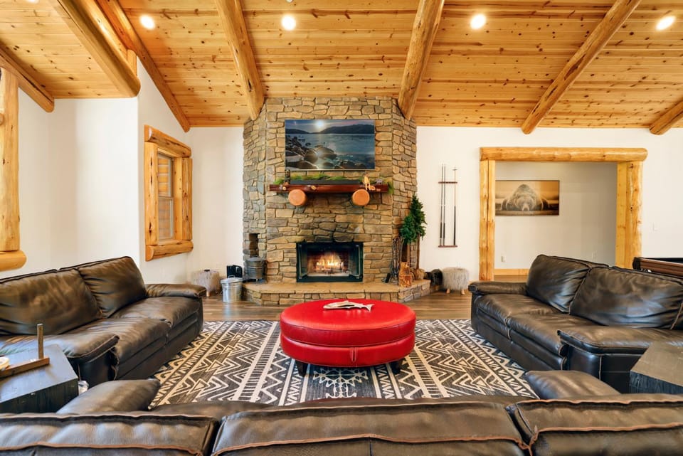 Luxury Heavenly Lodge Big Bear~ Hot Tub + Pool Table House in Big Bear