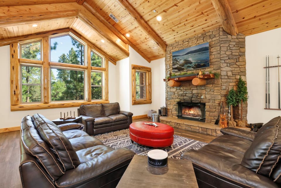 Luxury Heavenly Lodge Big Bear~ Hot Tub + Pool Table House in Big Bear