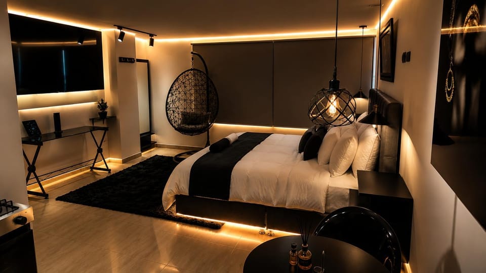 Bed, TV and multimedia, Living room, Photo of the whole room, Seating area, Bedroom