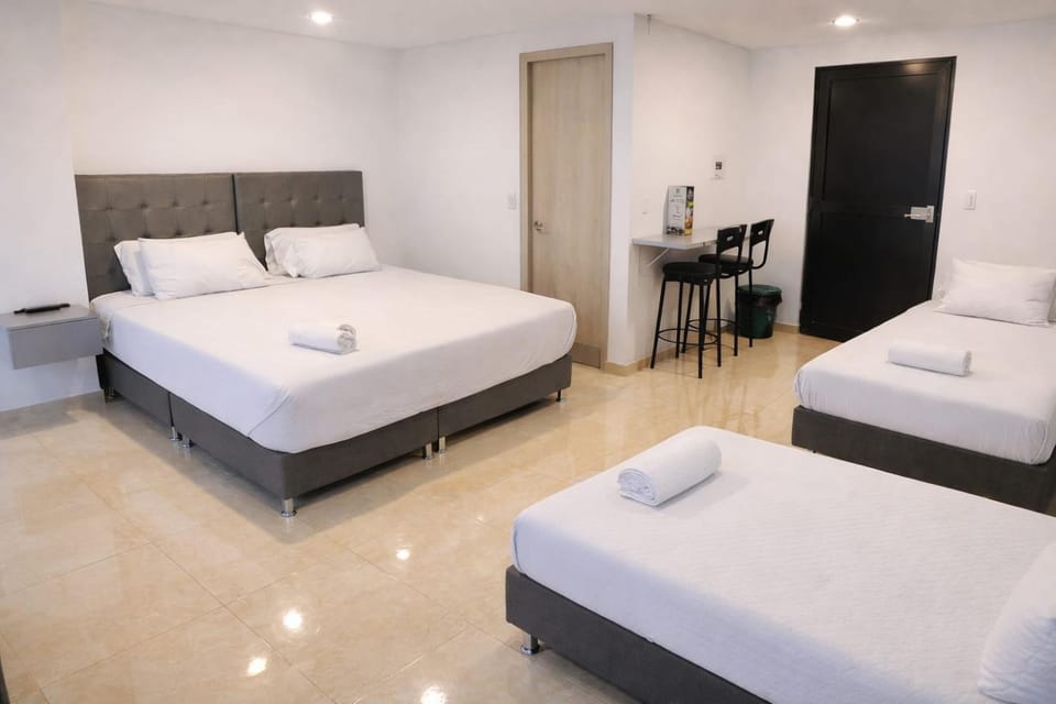Bed, Photo of the whole room, Dining area, Bedroom, towels