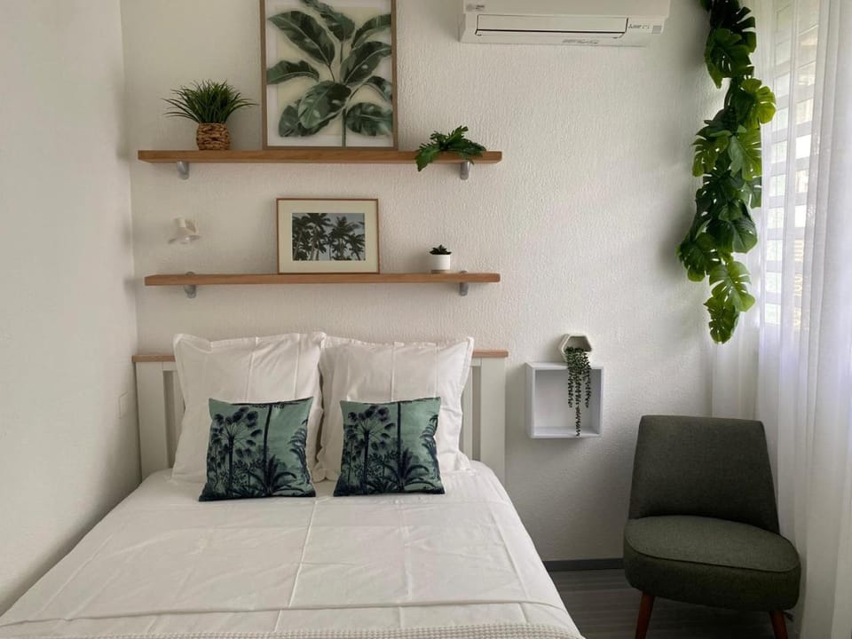 Photo of the whole room, Bedroom
