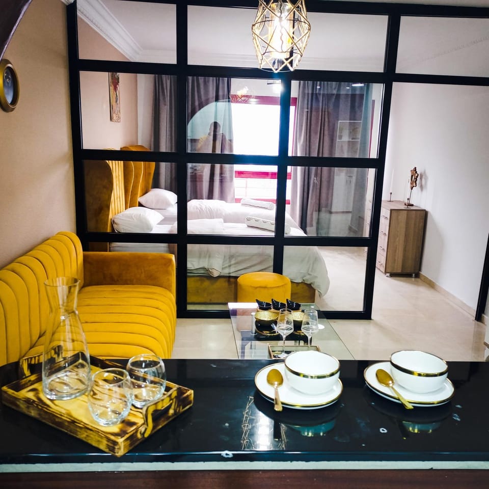 Coffee/tea facilities, Living room, Seating area, Dining area, Food