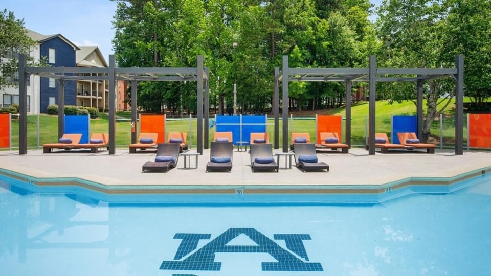1 Mile to Stadium, Dog Friendly, Pool, Parking House in Auburn