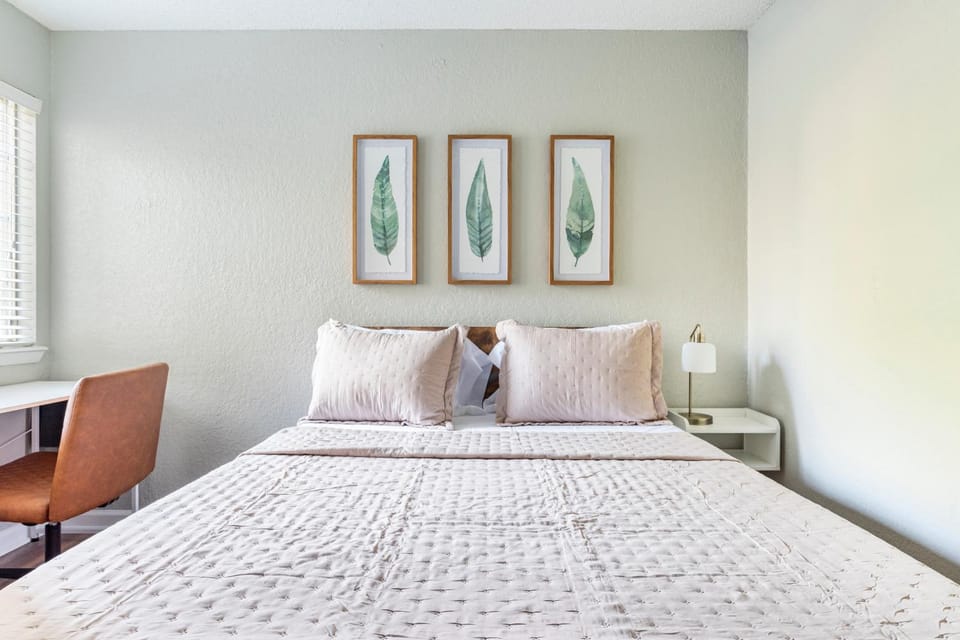 1 Mile to Stadium, Dog Friendly, Pool, Parking House in Auburn