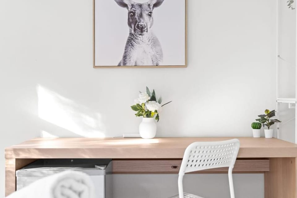 Courtyard Double Room - Next to Transport & Shops in Killara - Shared Bathroom Bed and Breakfast in Sydney