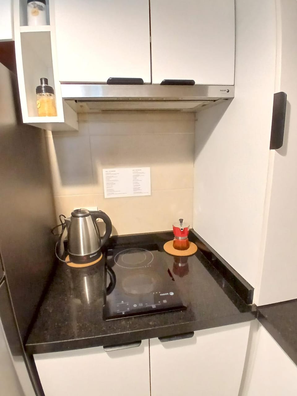 Coffee/tea facilities, Kitchen or kitchenette, stove