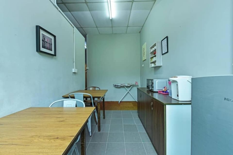 Coffee/tea facilities, Kitchen or kitchenette, Dining area, oven