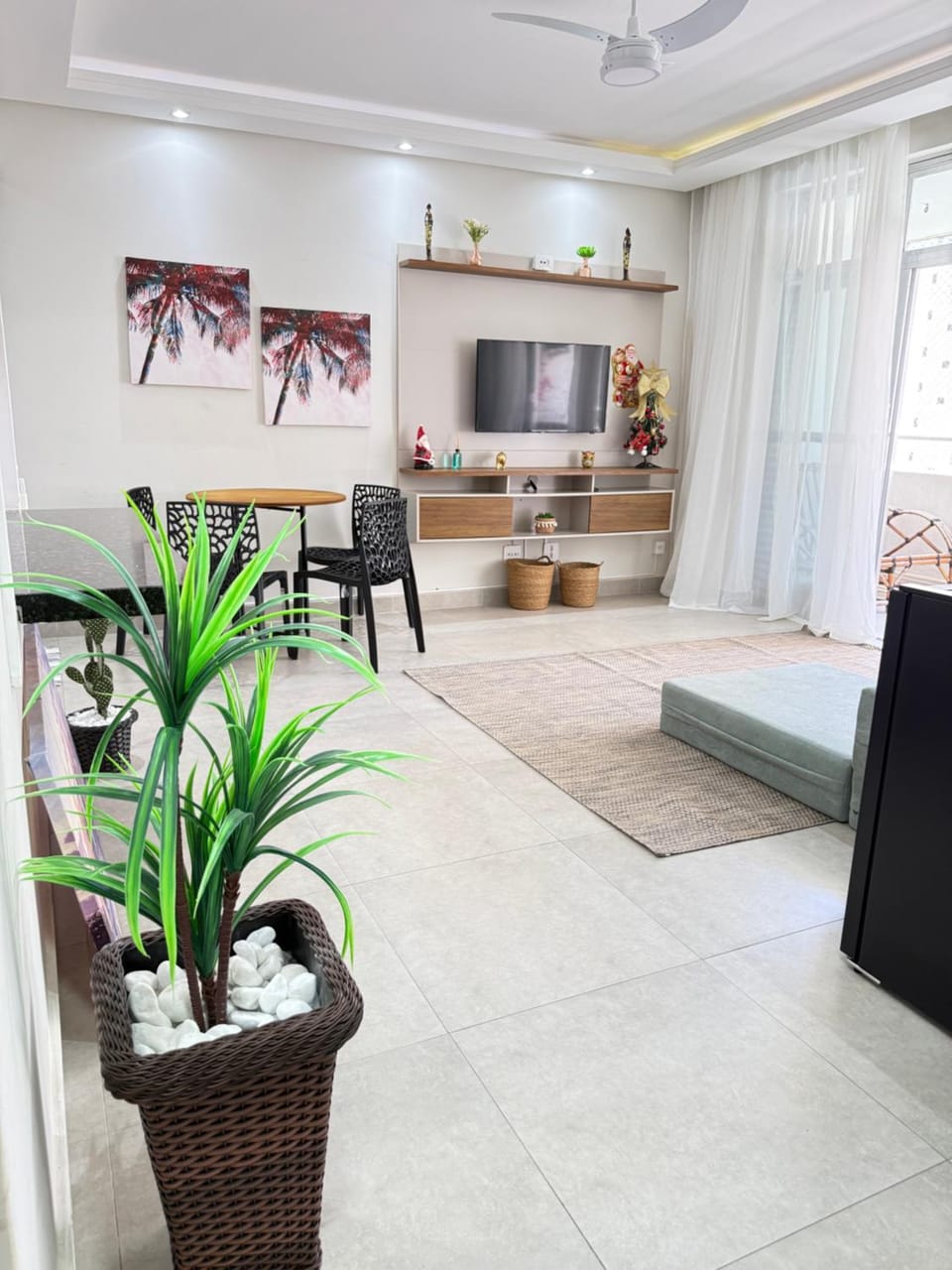 Living room, Food and drinks, Seating area, Dining area