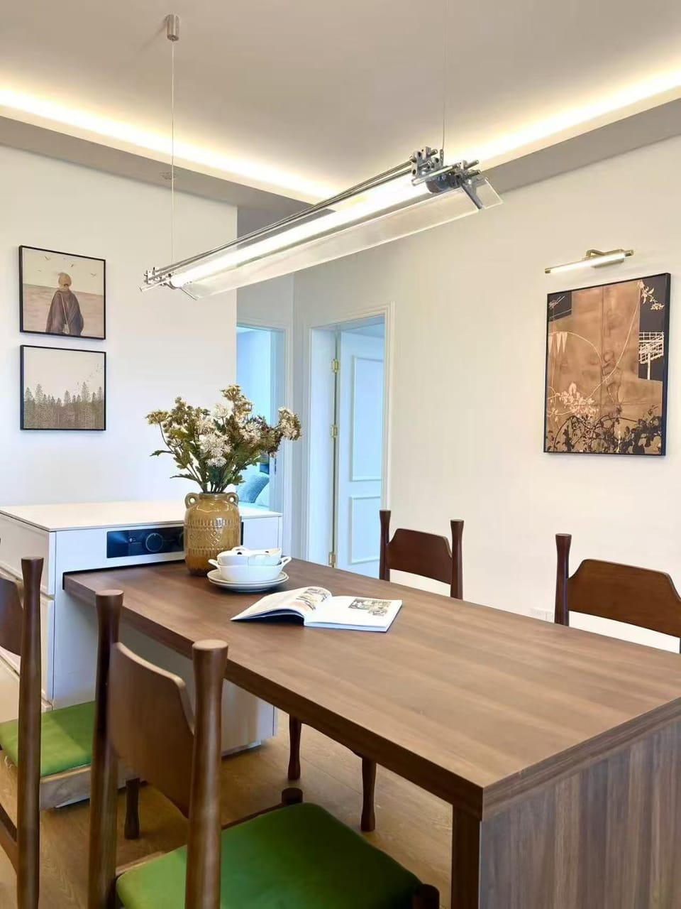 Living room, Seating area, Dining area
