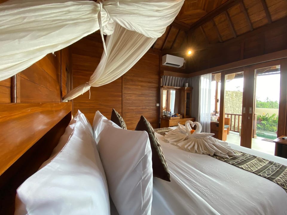 Bed, Photo of the whole room, Seating area, Bedroom