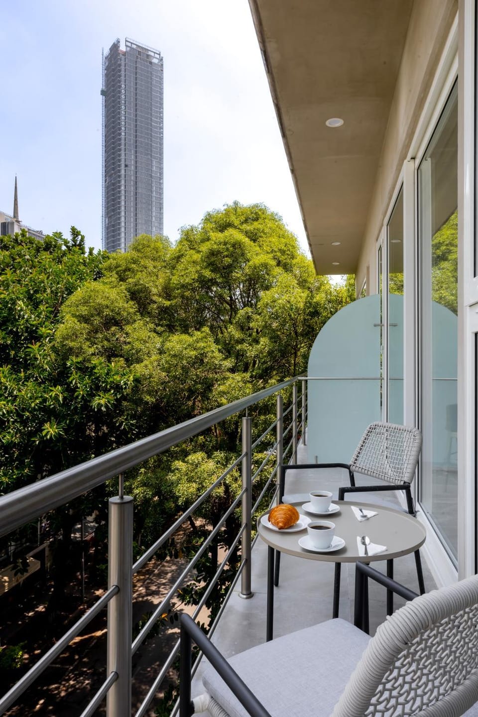 View (from property/room), Balcony/Terrace, Seating area, City view