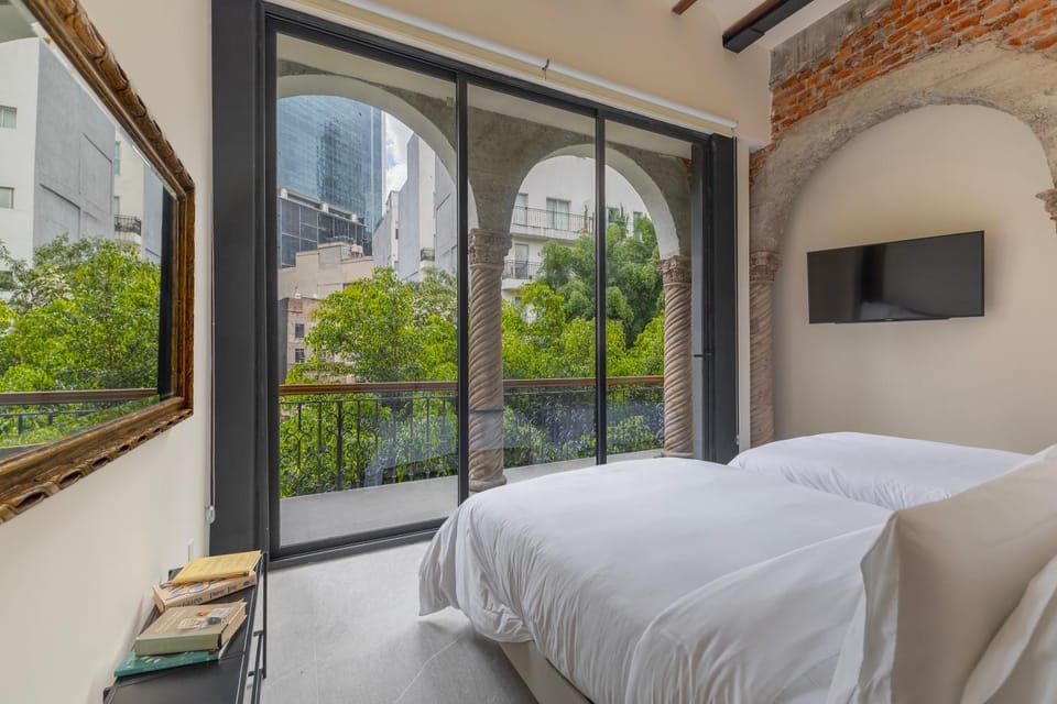 Bed, TV and multimedia, Balcony/Terrace, Photo of the whole room, Decorative detail, Bedroom, City view