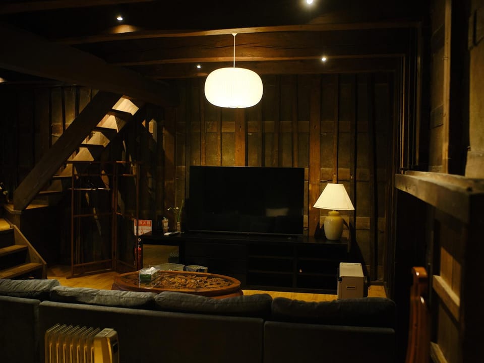 TV and multimedia, Living room, Seating area, Evening entertainment