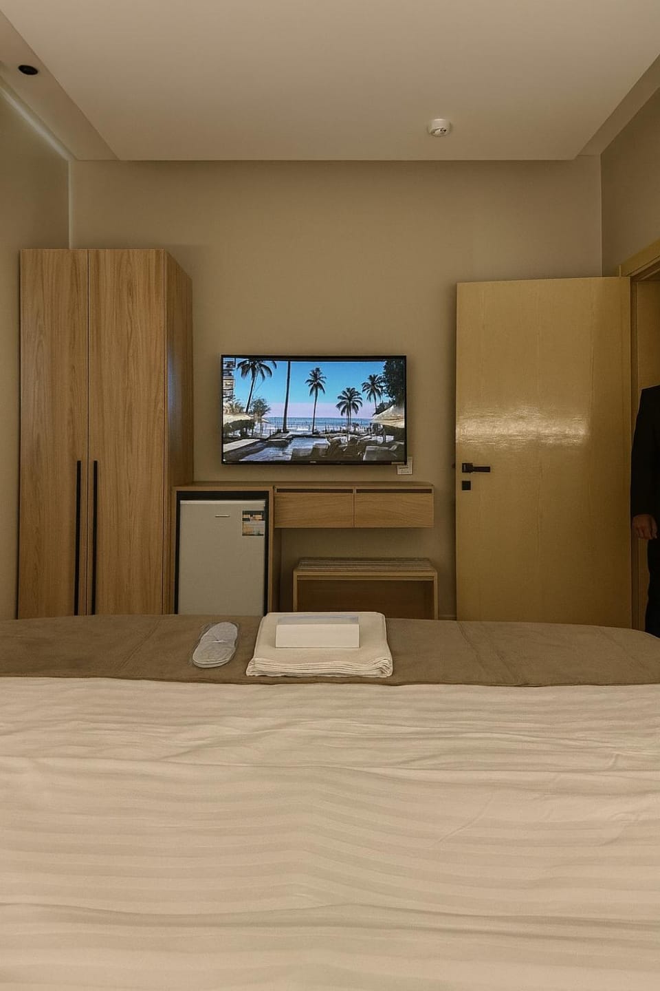 Bed, TV and multimedia, Bedroom, hair dresser, wardrobe
