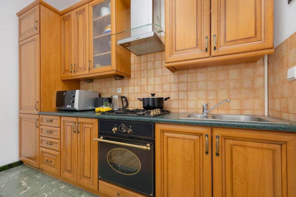 Coffee/tea facilities, Kitchen or kitchenette, stove