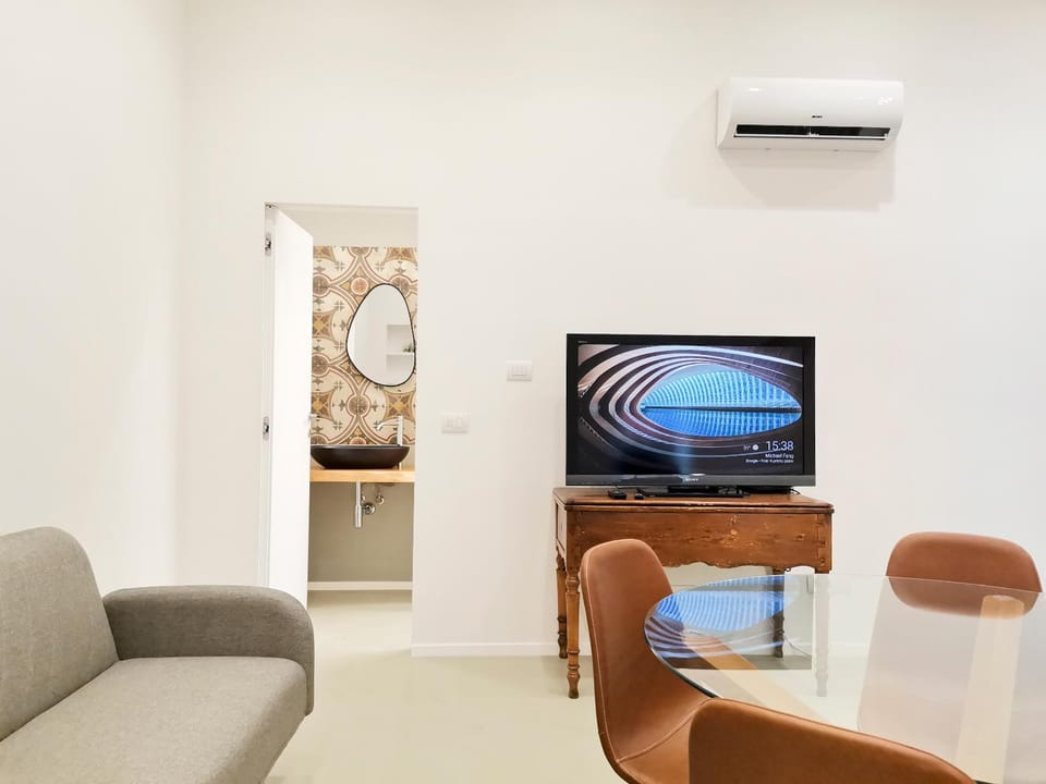 Communal lounge/ TV room, TV and multimedia, Living room, Seating area, air conditioner