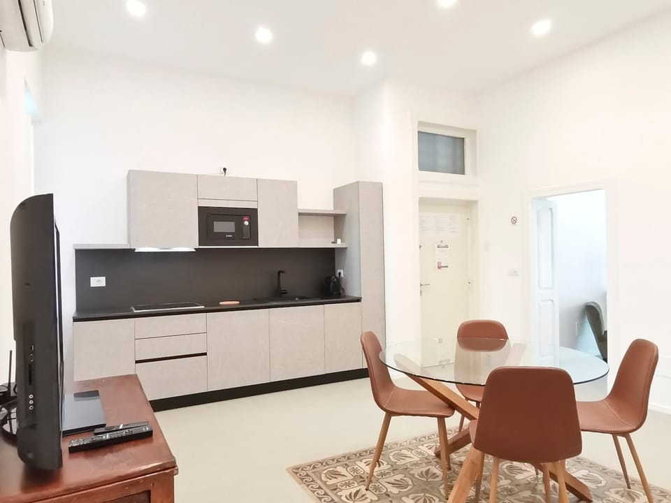 Communal lounge/ TV room, TV and multimedia, Kitchen or kitchenette, Living room, Seating area, Dining area, stove
