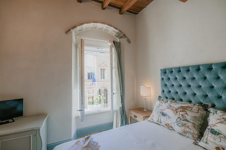 Bed, TV and multimedia, View (from property/room), Bedroom, City view, soundproof