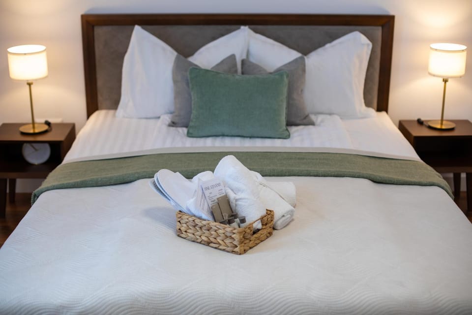 Bed, towels