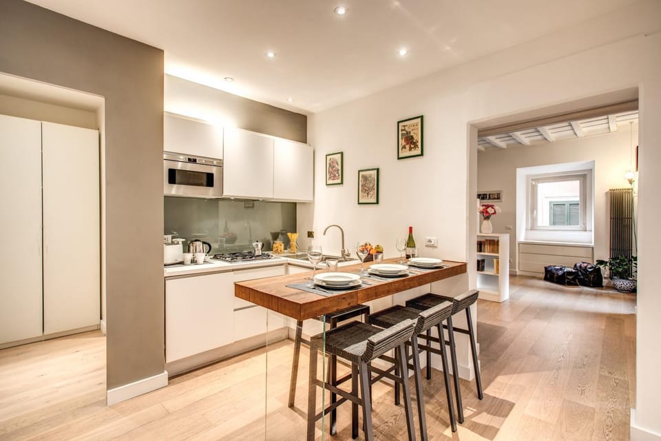 Kitchen or kitchenette, Dining area