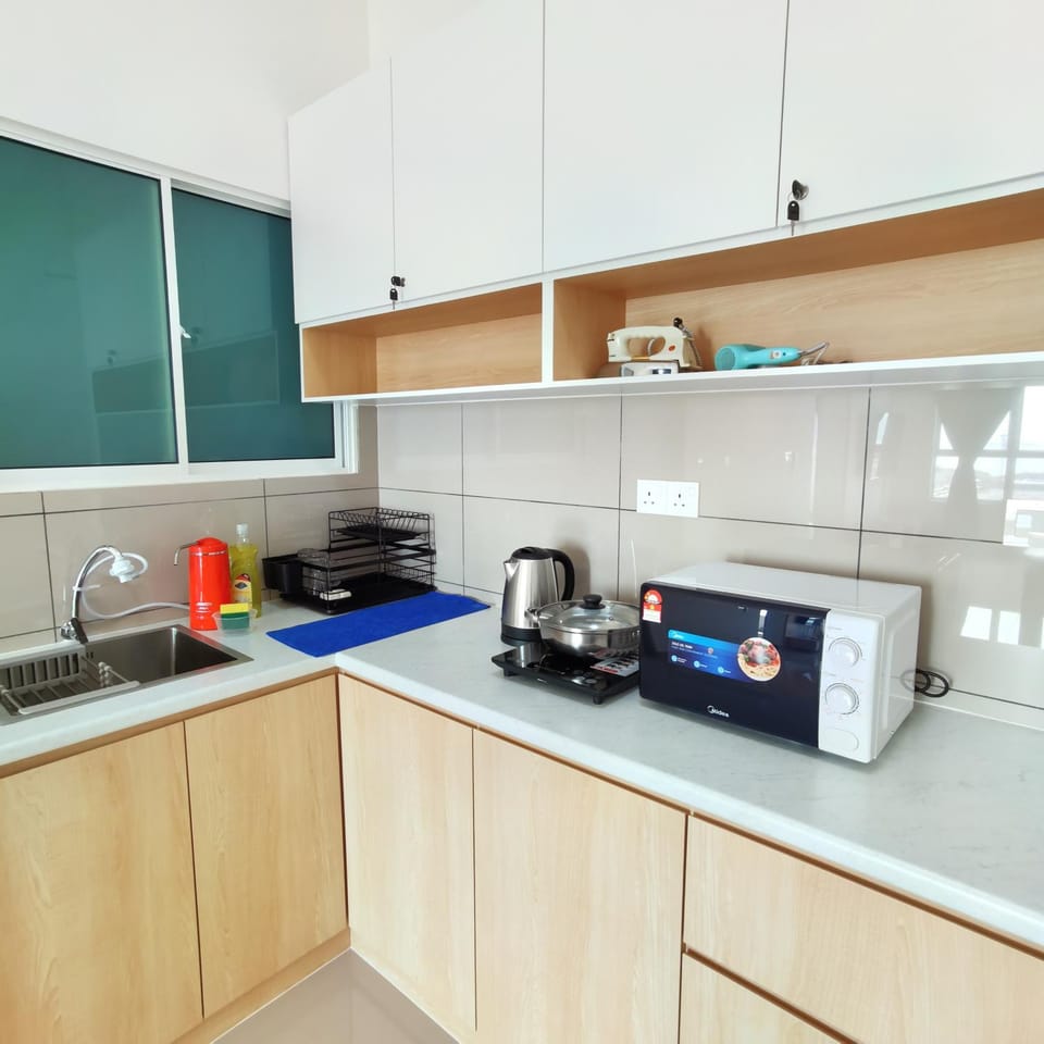 Coffee/tea facilities, Kitchen or kitchenette, stove