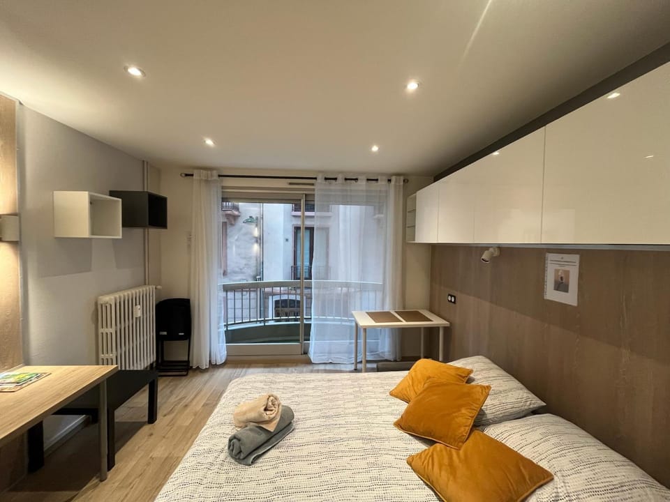 Bed, TV and multimedia, Photo of the whole room, Seating area, Bedroom