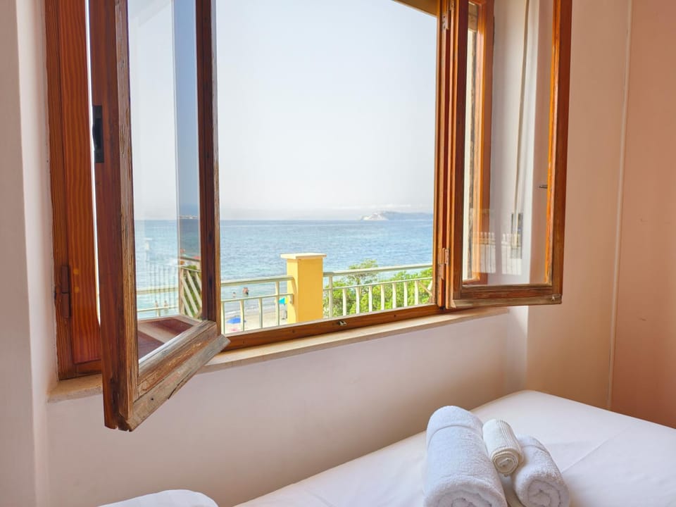 Bed, View (from property/room), Balcony/Terrace, Bedroom, River view, Sea view, towels