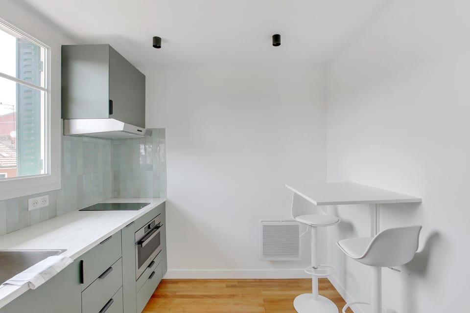 Kitchen or kitchenette, Dining area