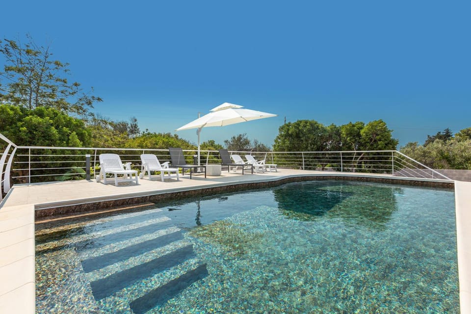Swimming pool, sunbed