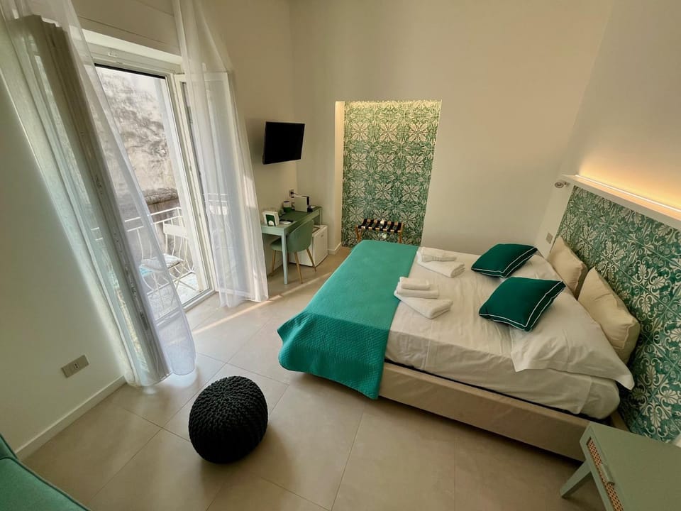 Bed, TV and multimedia, Balcony/Terrace, Photo of the whole room, Decorative detail, Bedroom