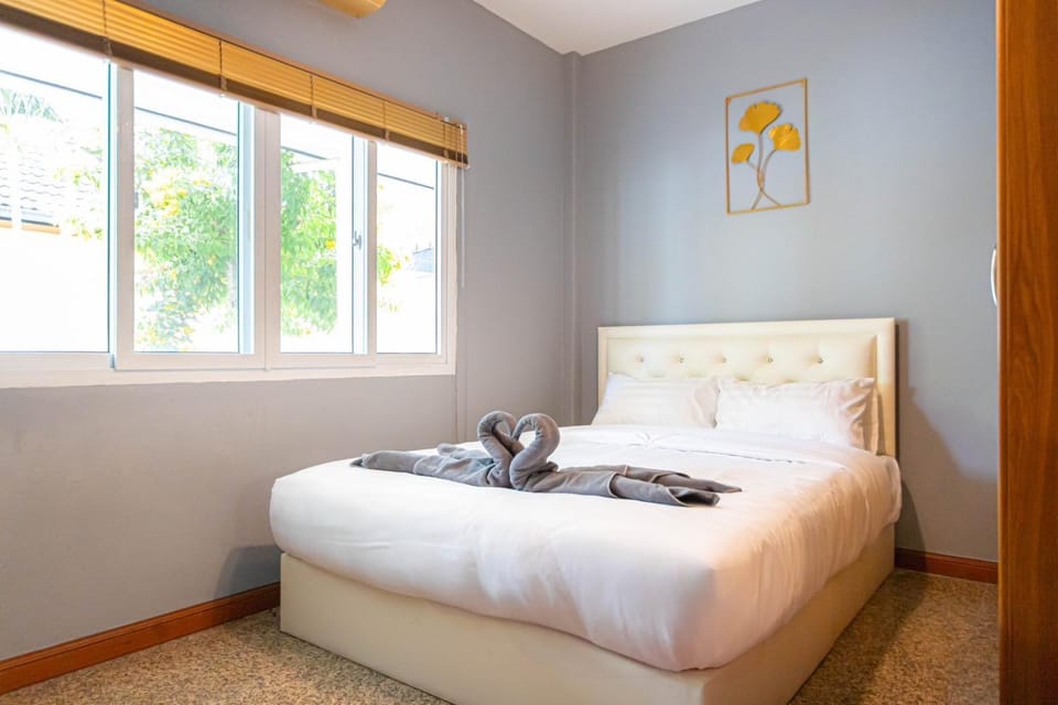 Bed, Bedroom, towels