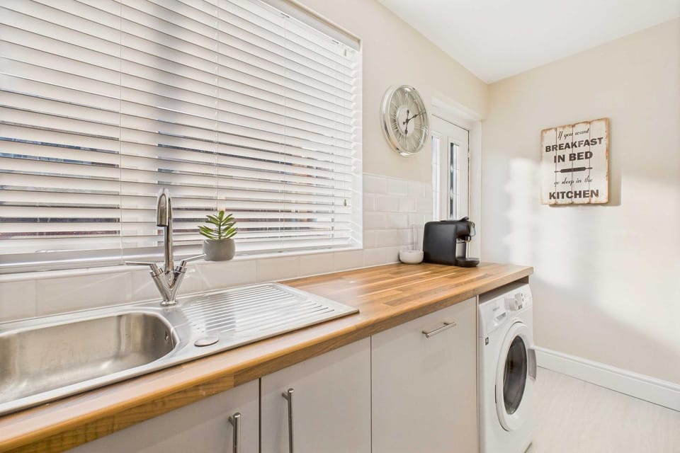 Kitchen or kitchenette, washing machine, dryer