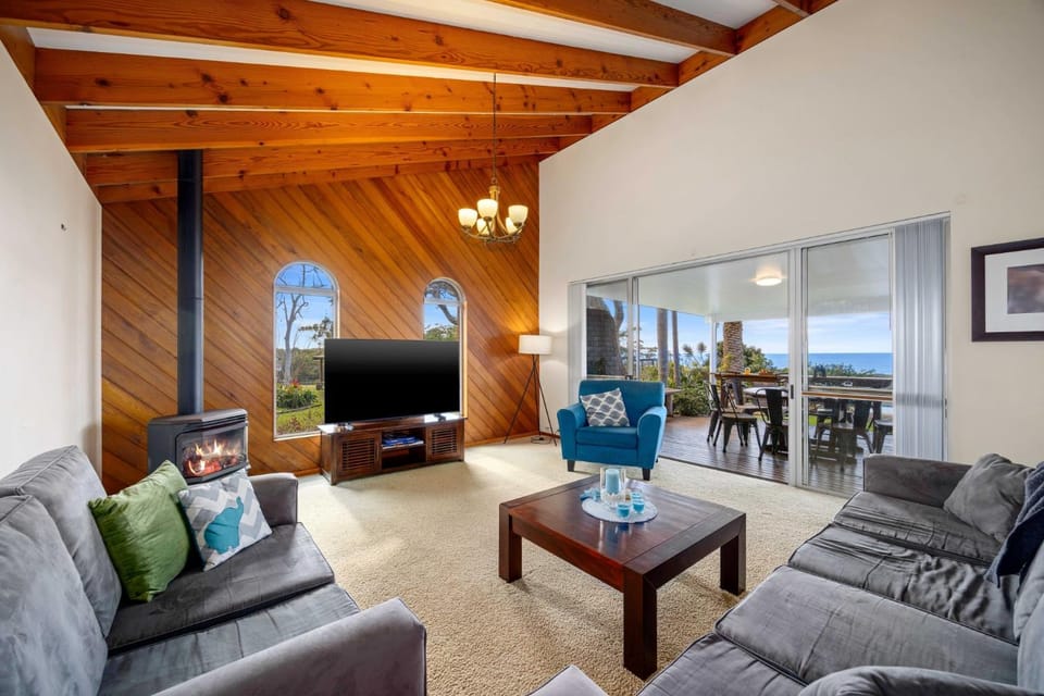 Communal lounge/ TV room, Living room, Sea view, fireplace