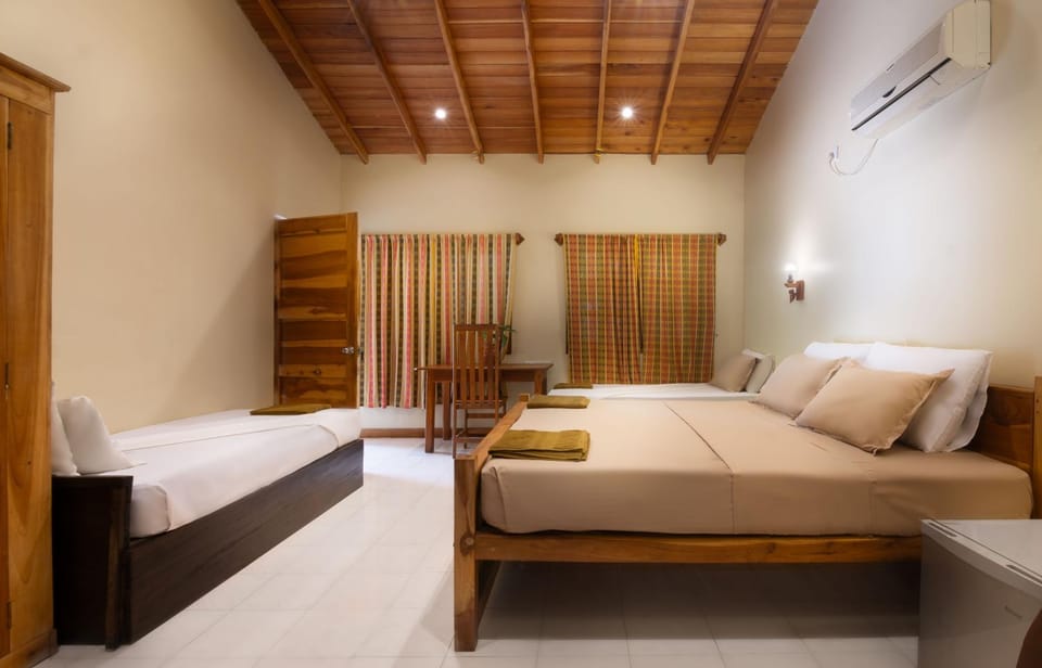 Photo of the whole room, Bedroom, wardrobe, air conditioner