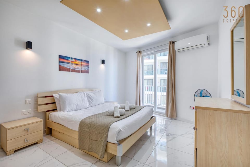Bed, Photo of the whole room, Bedroom, towels, wardrobe, air conditioner