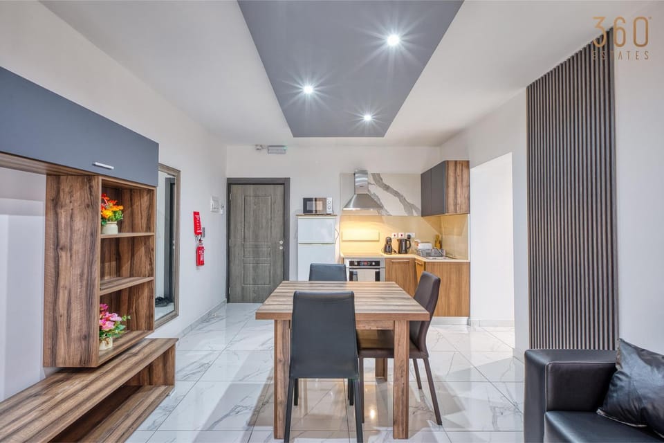 Kitchen or kitchenette, Living room, Seating area, Dining area, minibar, pet friendly, stove, wardrobe