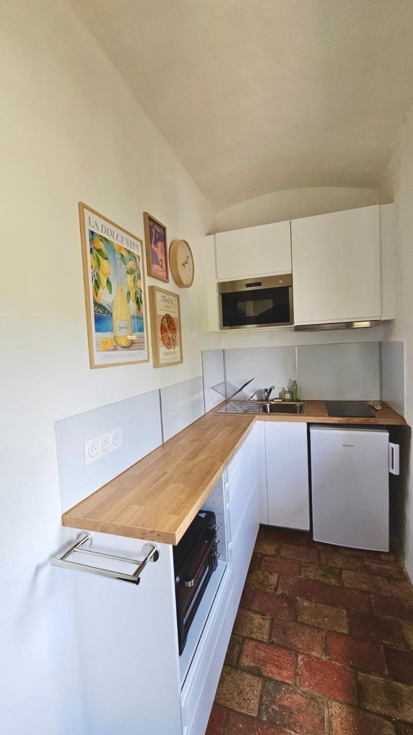 Kitchen or kitchenette, microwave, oven, stove